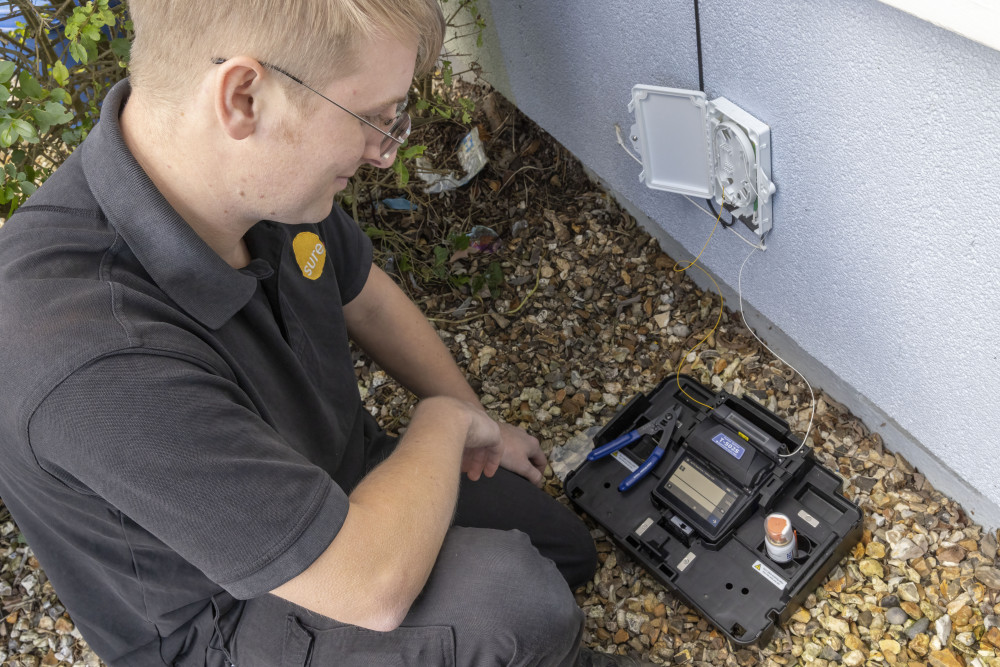 Guermsey Fibre - fitting a splice box Guermsey Fibre engineer fits a splice box
