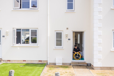 HQ Fibre installation 2022 25 pulling cable into house